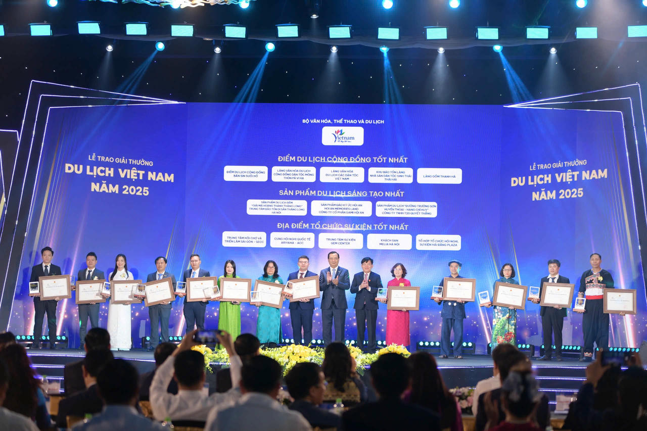 Cục trưởng Cục Du lịch Quốc gia Việt Nam - Nguyễn Trùng Khánh trao giải
cho các đơn vị điểm du lịch cộng đồng tốt nhất và địa điểm tổ chức sự kiện tốt nhất. Ảnh: Phạm Sỹ. 