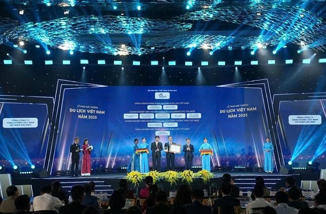 Vietnam Airlines vinh dự đón nhận giải thưởng “Hãng hàng không phục vụ khách du lịch tốt nhất” tại Lễ trao Giải thưởng Du lịch Việt Nam 2025.