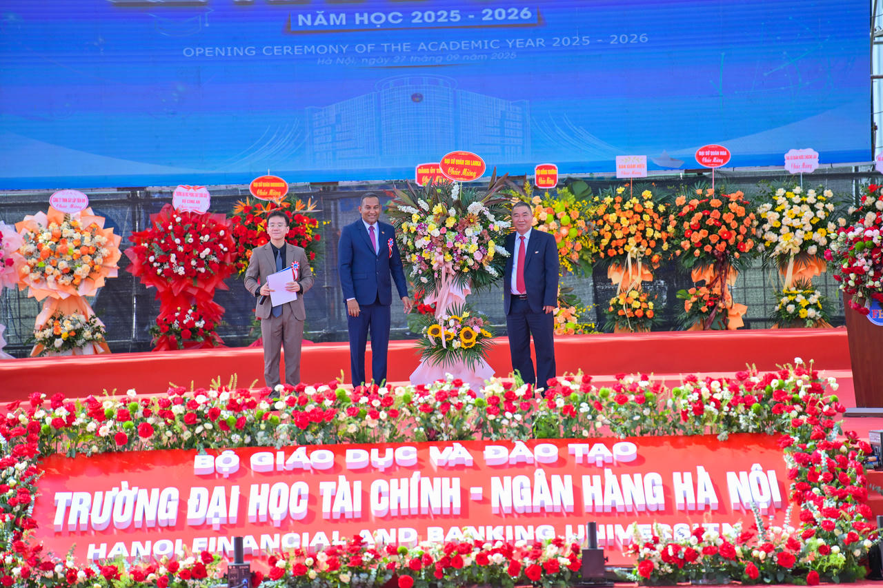 Ông Poshitha Perera, Đại sứ Đặc mệnh Toàn quyền Sri Lanka tại Việt Nam (bên trái)             chúc mừng FBU trong lễ khai giảng.