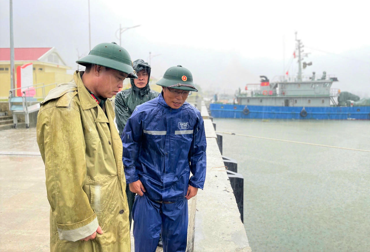Đại tá Trần Hữu Ích, Chỉ huy trưởng Bộ Chỉ huy Quân sự TP Đà Nẵng kiểm tra công tác phòng, chống bão 10. Ảnh: CV.