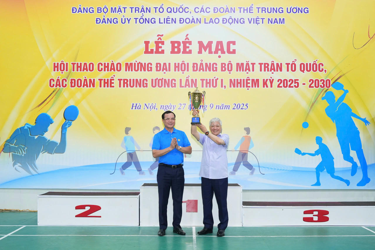 Ông Nguyễn Đình Khang, Phó Chủ tịch UBTƯ MTTQ Việt Nam, Chủ tịch Tổng Liên đoàn Lao động Việt Nam trao Giải đặc biệt tới Chủ tịch UBTƯ MTTQ Việt Nam Đỗ Văn Chiến. Ảnh: Hữu Chánh.