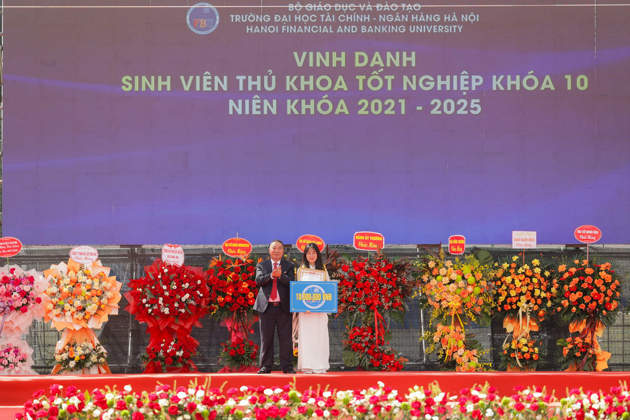 FBU vinh danh thủ khoa tốt nghiệp khóa 10 niên khóa 2021-2025.