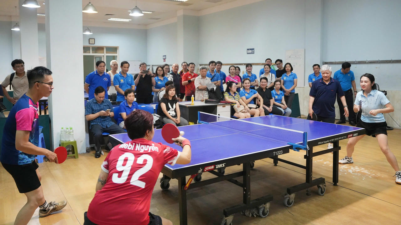 Chủ tịch Đỗ Văn Chiến thi đấu giao lưu bóng bàn với các vận động viên đoạt giải. Ảnh: Hữu Chánh.