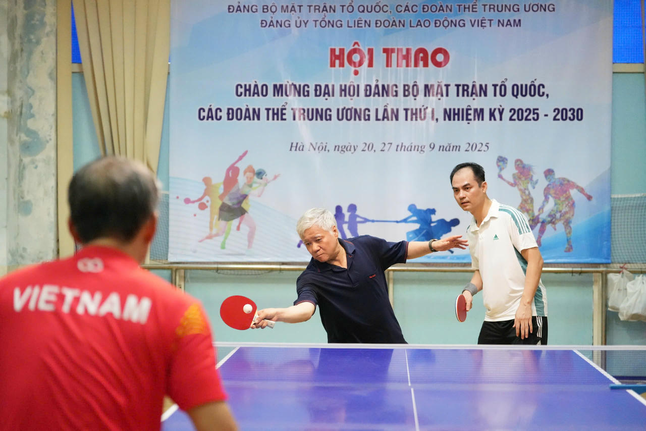 Chủ tịch Đỗ Văn Chiến thi đấu giao lưu bóng bàn với các vận động viên đoạt giải. Ảnh: Hữu Chánh.