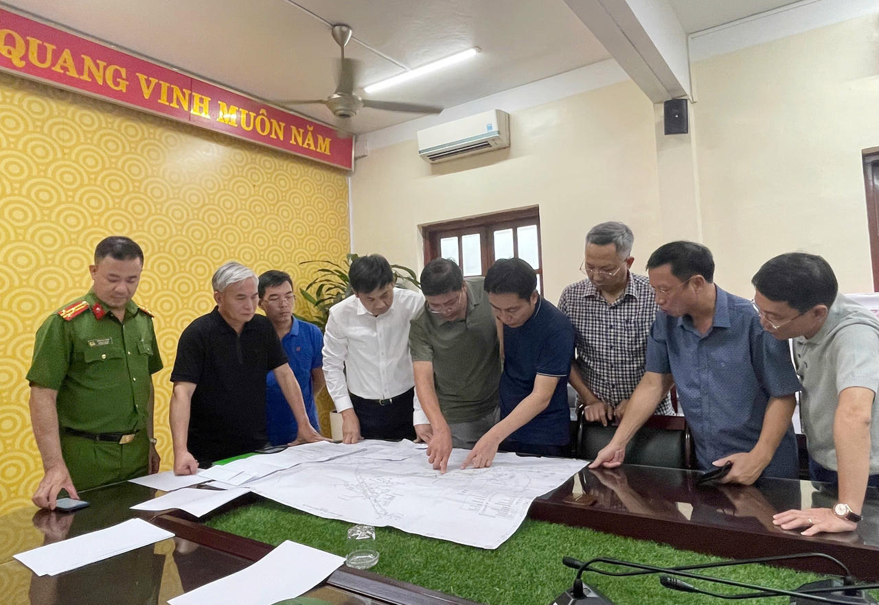 Đoàn công tác của tỉnh Quảng Ninh, TKV đến hiện trường chỉ đạo triển khai công tác khắc phục sự cố. Ảnh: QMG