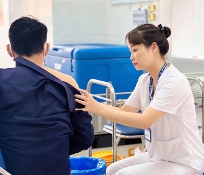 Tiêm vaccine phòng dại cho người bị phơi nhiễm tại Trung tâm Kiểm soát bệnh tật TP Hà Nội.  Ảnh: Đ.T