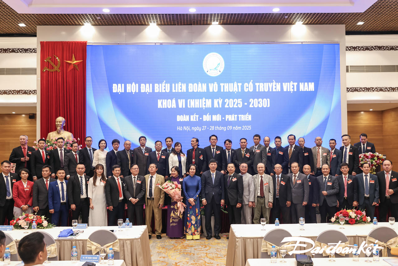 Các thành viên Ban chấp hành Liên đoàn Võ cổ truyền Việt Nam, nhiệm kỳ 2025 -2030 ra mắt. Ảnh: Quang Vinh.