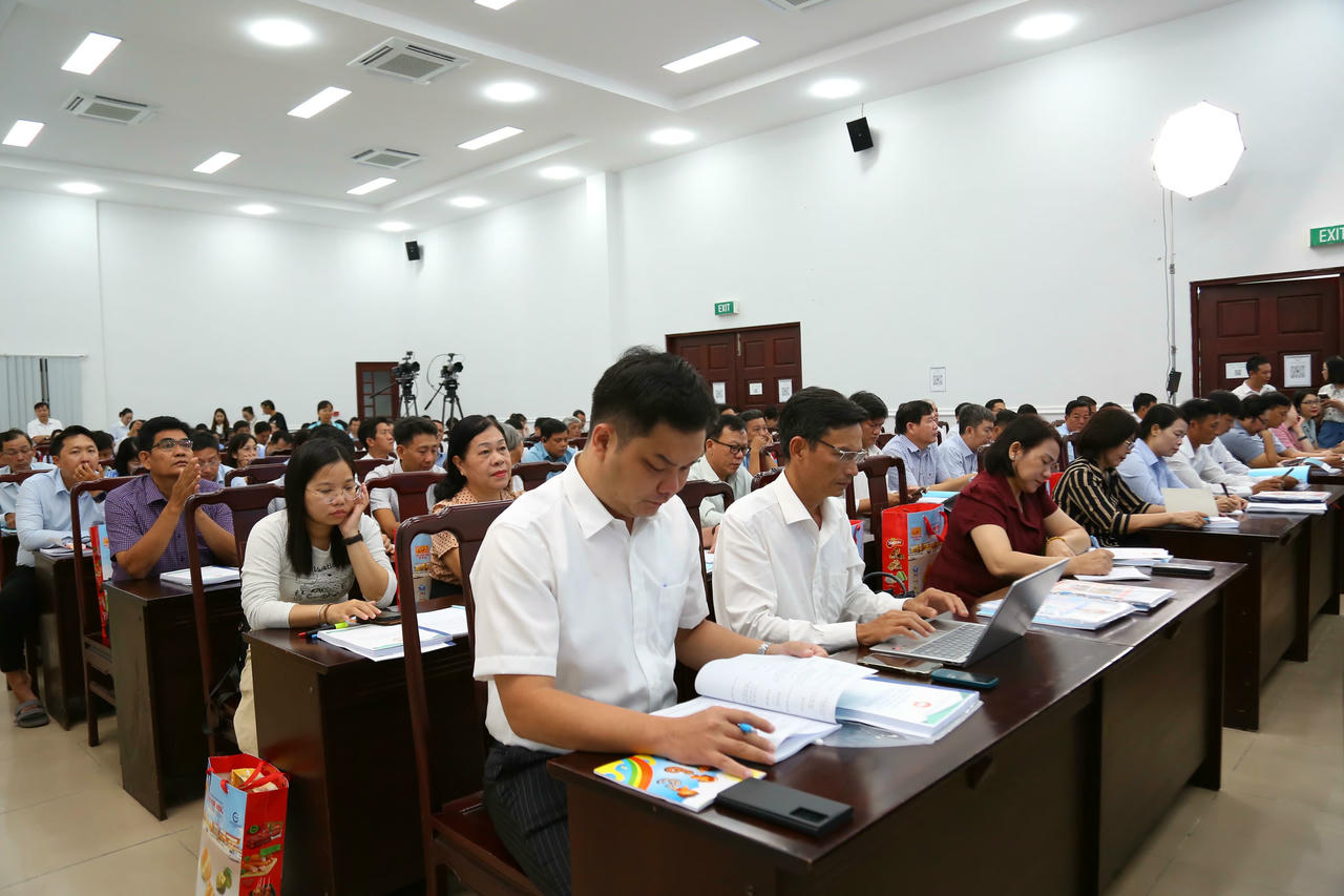 Cán bộ Mặt trận tham dự Hội nghị tập huấn về chuyển đổi số trong xây dựng nông thôn mới và giảm nghèo bền vững. Ảnh: Thanh Tiến.