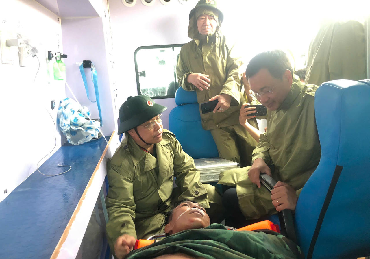 Lãnh đạo tỉnh Quảng Trị thăm hỏi, động viên thuyền viên. Ảnh:
BPCC.