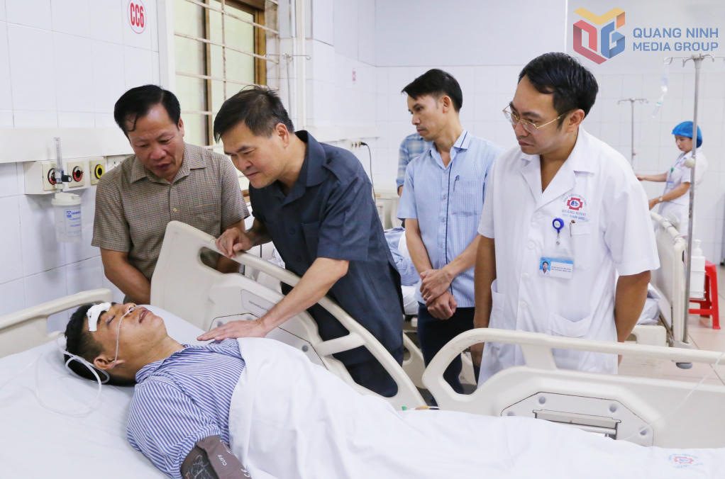 Ông Bùi Văn Khắng, Chủ tịch UBND tỉnh Quảng Ninh, thăm hỏi, động viên công nhân bị thương tại Bệnh viện Đa khoa tỉnh. Ảnh: QMG.