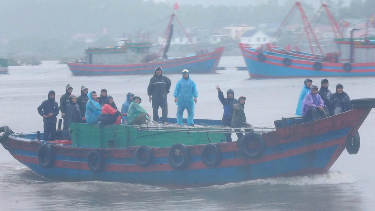 Không chỉ tại Cửa Lò, toàn tỉnh Nghệ An những ngày qua cũng gấp rút triển khai nhiều biện pháp ứng phó với bão số 10. Theo báo cáo của Ban Chỉ huy PCTT-TKCN-PTDS tỉnh, từ ngày 26 đến chiều 27/9, Nghệ An đã có mưa vừa đến mưa to, nhiều nơi mưa rất to với lượng mưa phổ biến từ 22 - 227mm, có điểm trên 220mm. Ảnh: VL