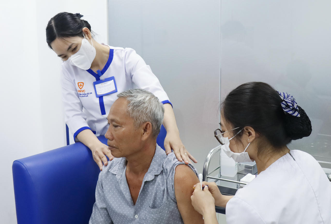 Tại hơn 240 Trung tâm tiêm chủng VNVC ghi nhận rất nhiều người cao tuổi chủ động tiêm vaccine để phòng bệnh. Ảnh: Mộc Thảo