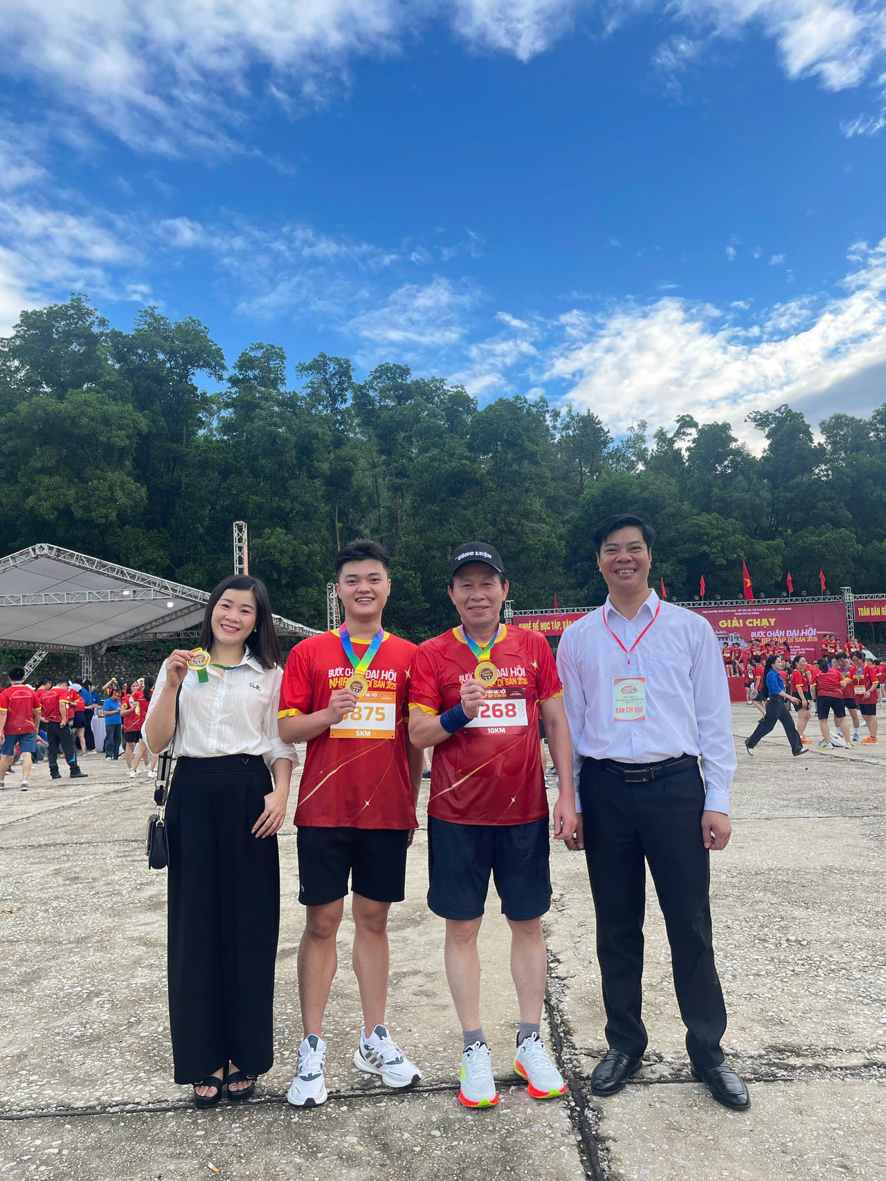 Bí thư Thành uỷ Hải Phòng chụp ảnh kỷ niệm với các vận động viên tham dự giải chạy. Ảnh: CTV. 