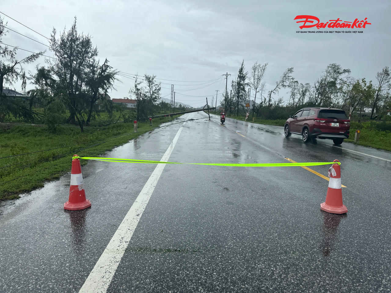 Lực lượng chức năng đặt biển cảnh báo cho các phương tiện lưu thông. 