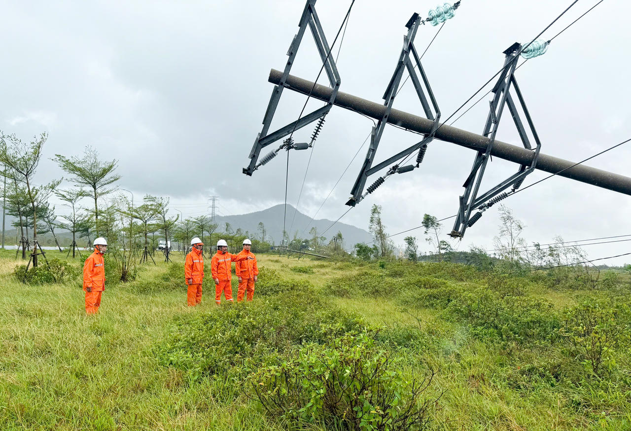 Lãnh đạo Công ty Điện lực Hà Tĩnh có mặt tại hiện trường để chỉ đạo kiểm tra, thống kê thiệt hại và triển khai phương án khắc phục. Ảnh: Cẩm Kỳ.
