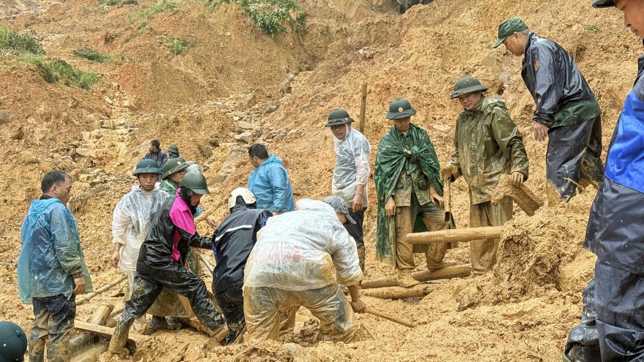 Chính quyền xã Lũng Cú huy động hàng trăm người tham gia đào bới đất đá tìm kiếm các nạn nhân. Ảnh: UBND xã Lũng Cú.