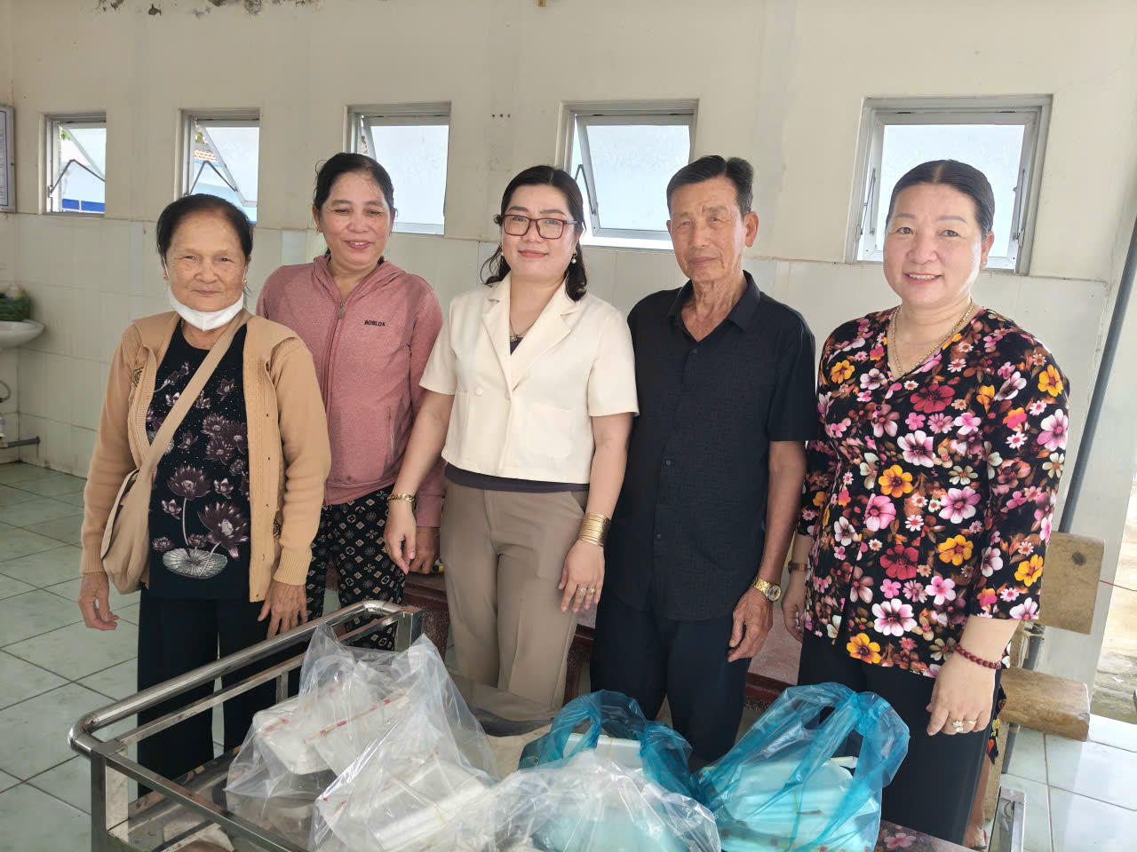 Lãnh
đạo MTTQ xã Vĩnh Lộc cùng các thành viên CLB "Tình yêu thương" tặng
các suất ăn cho người dân. Ảnh: Châu Pha