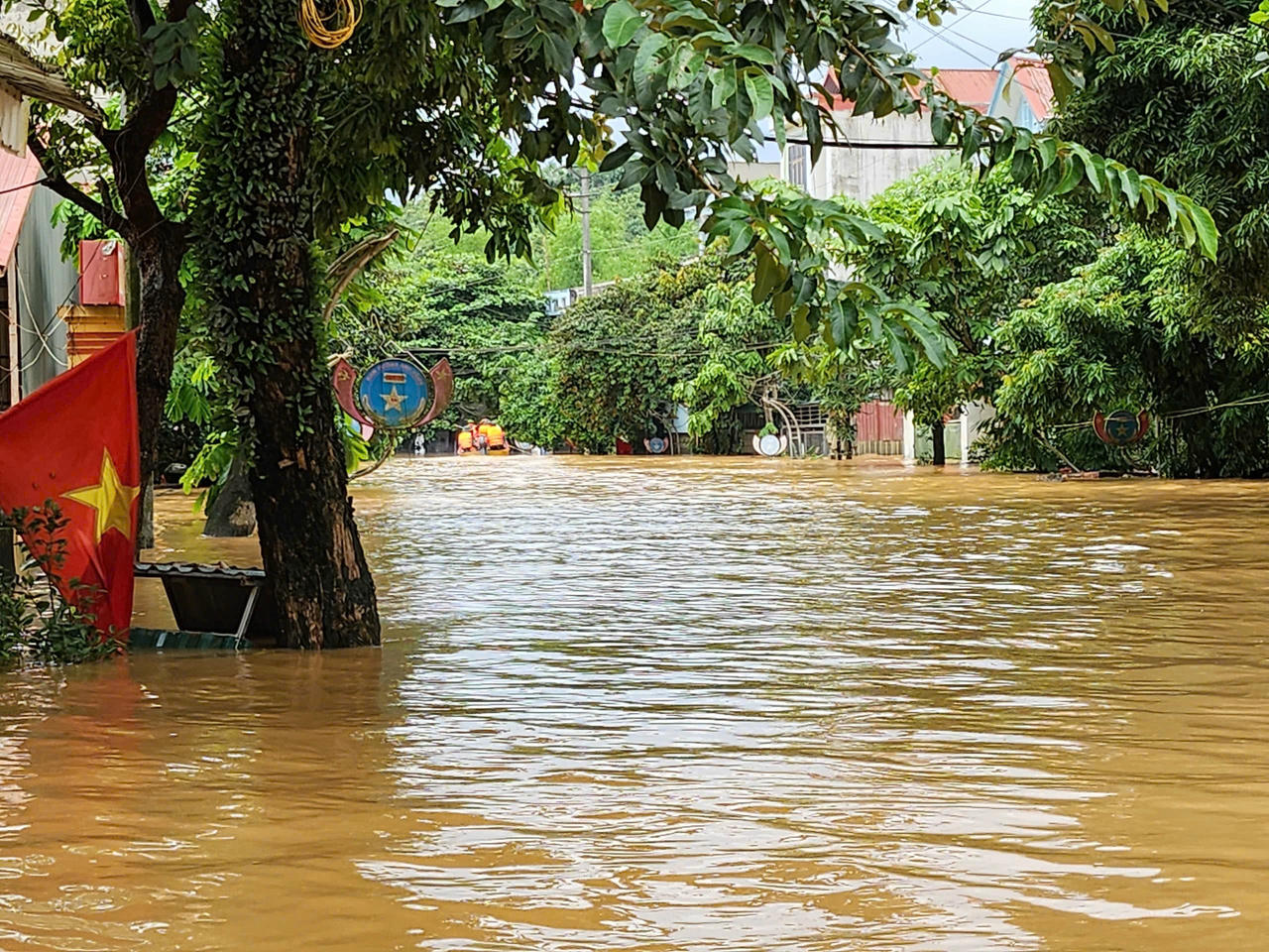 Chiều 30/9, trời ngớt mưa, nước bắt đầu rút. Ảnh: Ngô Hùng.