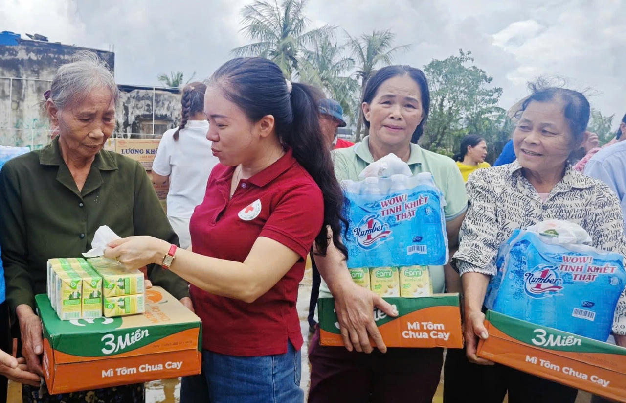 Hội Chữ thập đỏ tỉnh Thanh Hóa hỗ trợ người dân. Ảnh:  Hội CTĐ Việt Nam.