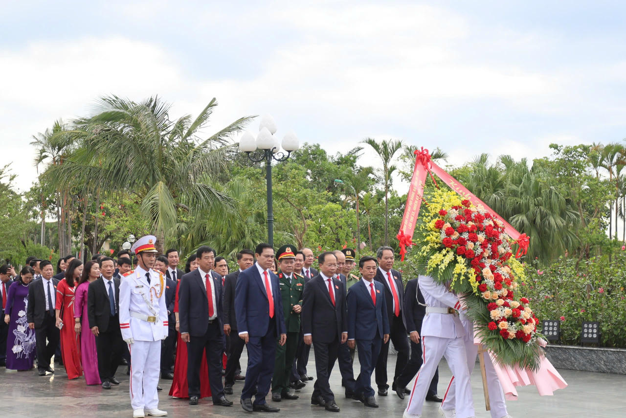 Đoàn đại biểu dự Đại hội Đại biểu Đảng bộ tỉnh Hà Tĩnh lần thứ XX dâng hương, báo công với Chủ tịch Hồ Chí Minh. Ảnh: ĐN.