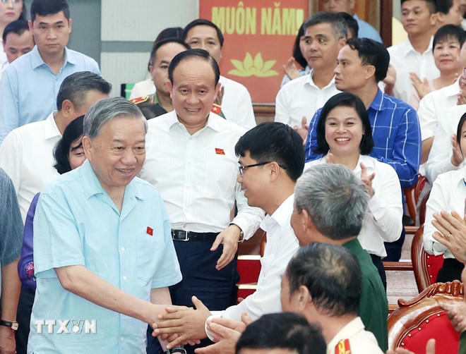 Tổng Bí thư Tô Lâm cùng các thành viên Đoàn đại biểu Quốc hội thành phố Hà Nội, đơn vị bầu cử số 10 tiếp xúc cử tri 9 xã. (Ảnh: Thống Nhất/TTXVN).