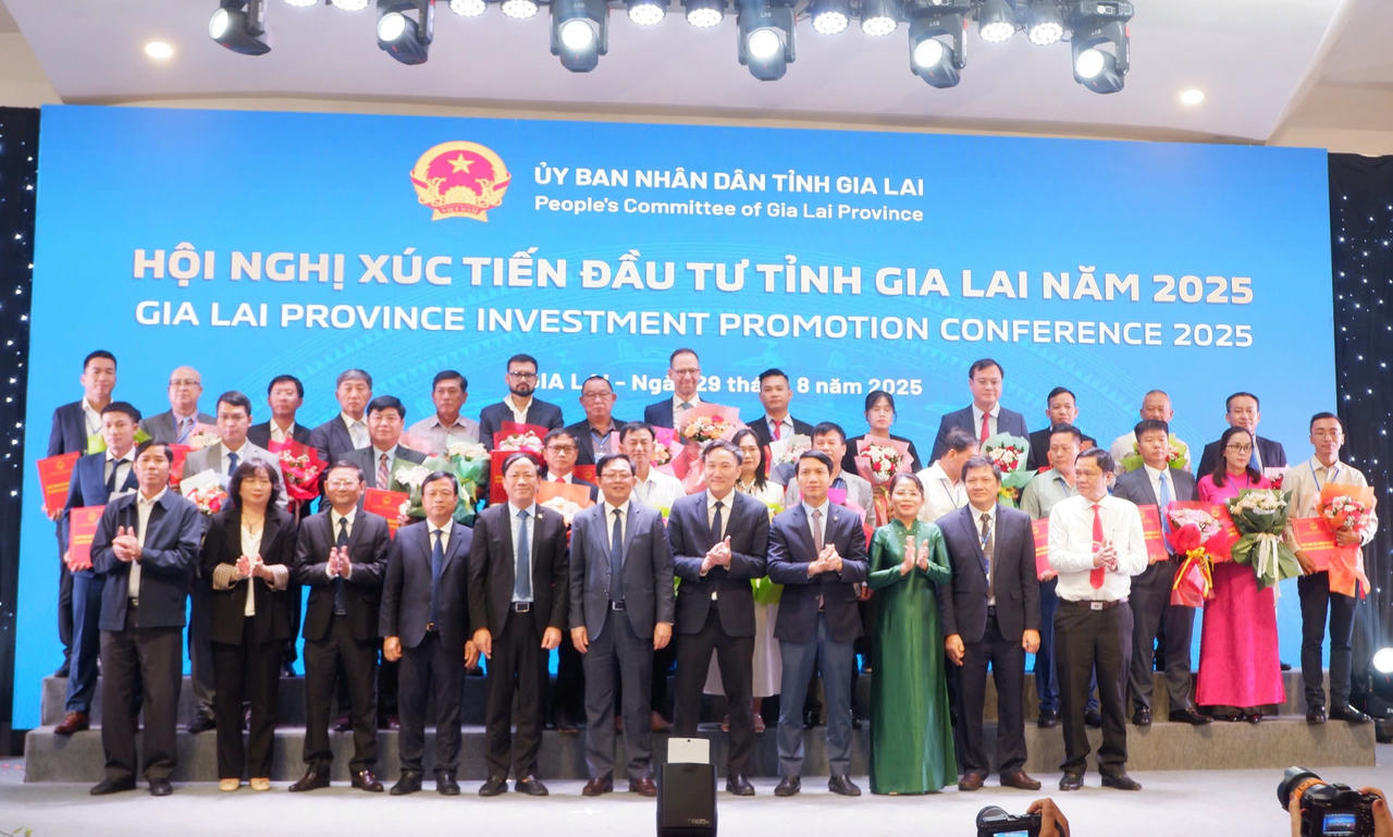 Lãnh đạo tỉnh Gia Lai trao biên bản ghi nhớ hợp tác đầu tư cho các doanh nghiệp. Ảnh: CV.