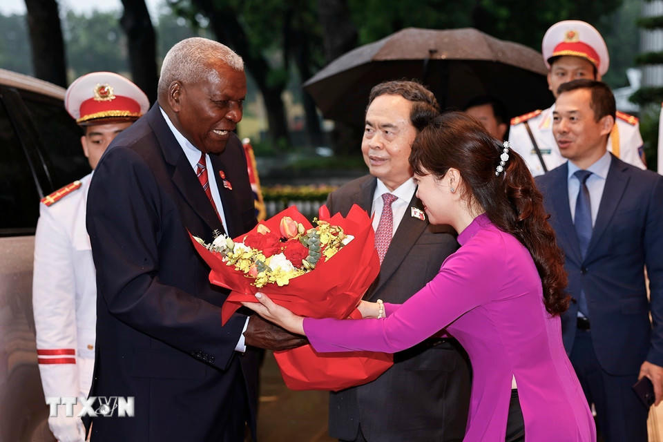 Chủ tịch Quốc hội Trần Thanh Mẫn đón Chủ tịch Quốc hội Cuba Esteban Lazo Hernández. (Ảnh: Doãn Tấn/TTXVN)