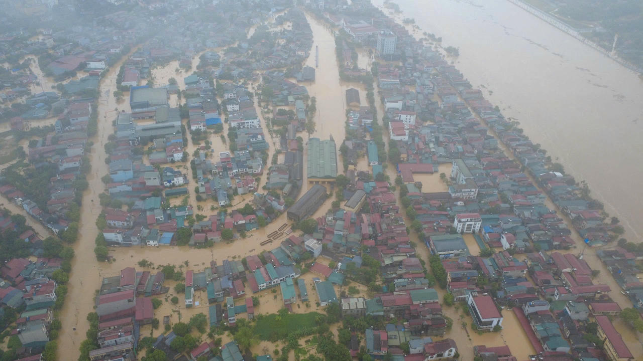 Tại khu vực Bắc Lẫm, nước sông Hồng dâng cao khiến nhiều ngôi nhà bị ngập. Ảnh: Ngô Hùng.