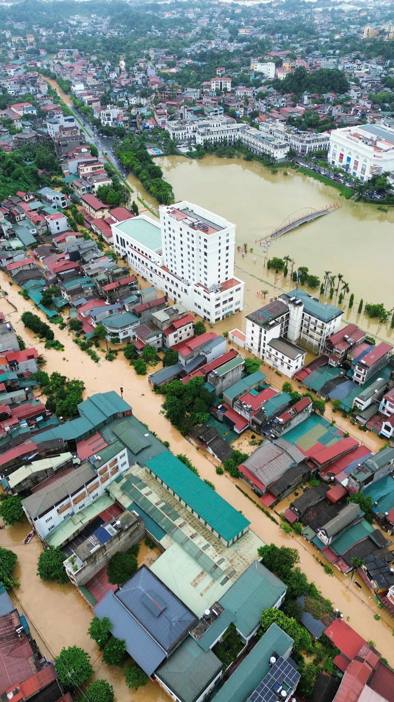 Phường Yên Bái (tỉnh Lào Cai) nước dâng cao, có nơi hơn 3m. Ảnh: Ngô Hùng.