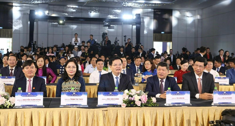 Phó Thủ tướng Chính phủ Mai Văn Chính và các đại biểu tham dự Lễ trao Giải thưởng Du lịch Việt Nam 2025