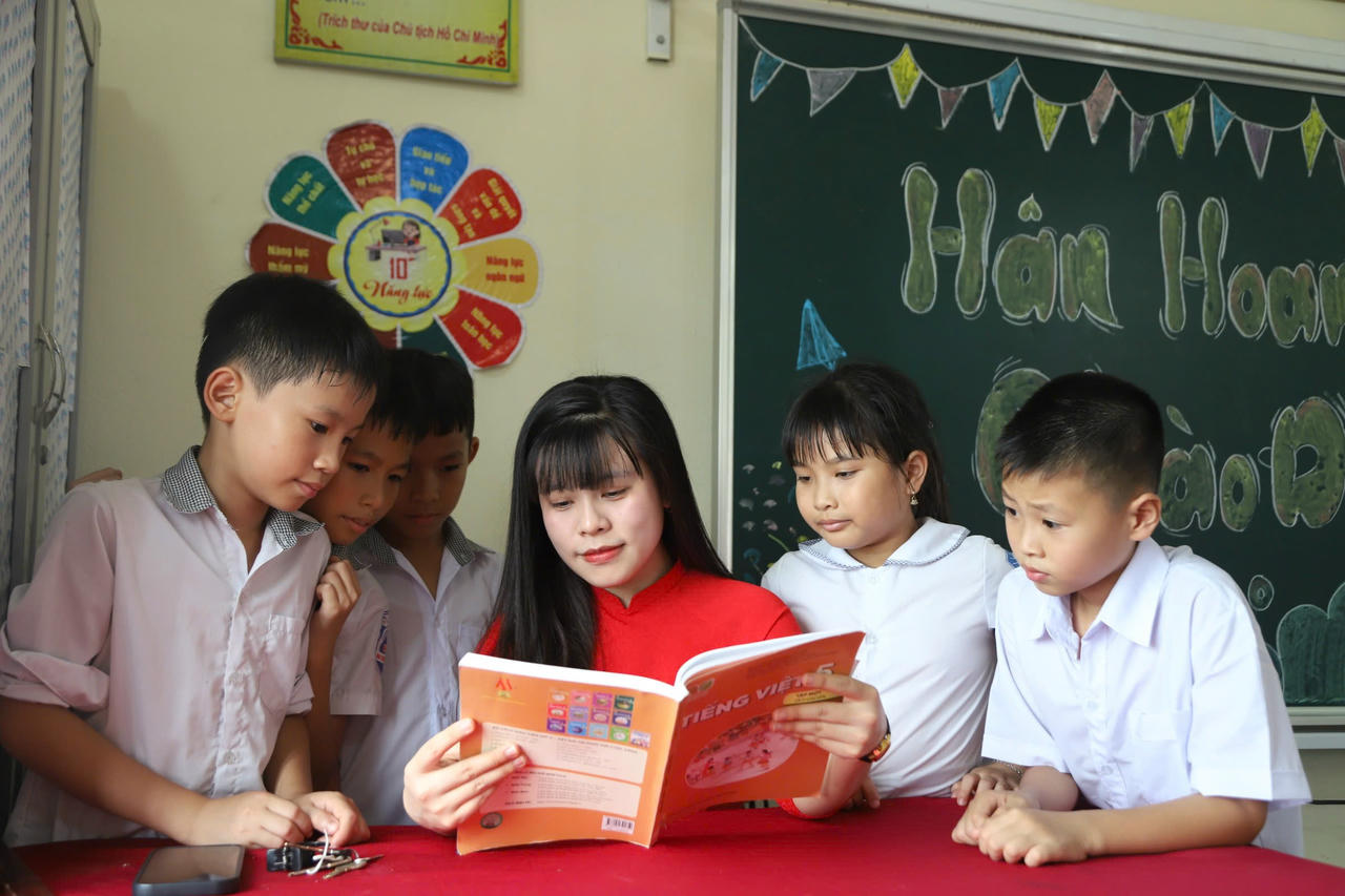 Cô và trò Trường Tiểu học Mai Trung 2 (tỉnh Bắc Ninh). Ảnh: Quang Vinh.