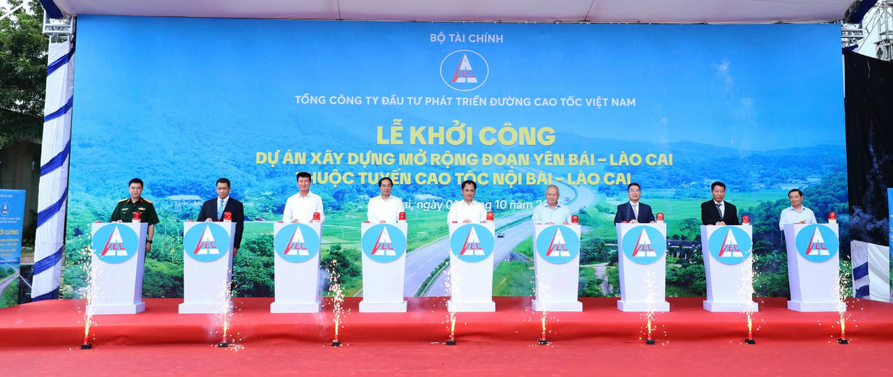 Các đại biểu thực hiện nghi thức bấm nút khởi công dự án. Ảnh: QT