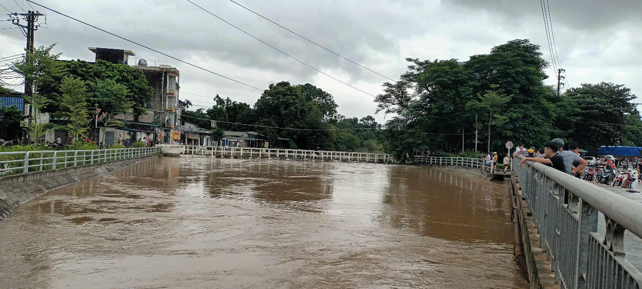 Nước dâng nhanh khu vực cầu Chả, phường Minh Xuân. Ảnh: Xuân Trường.