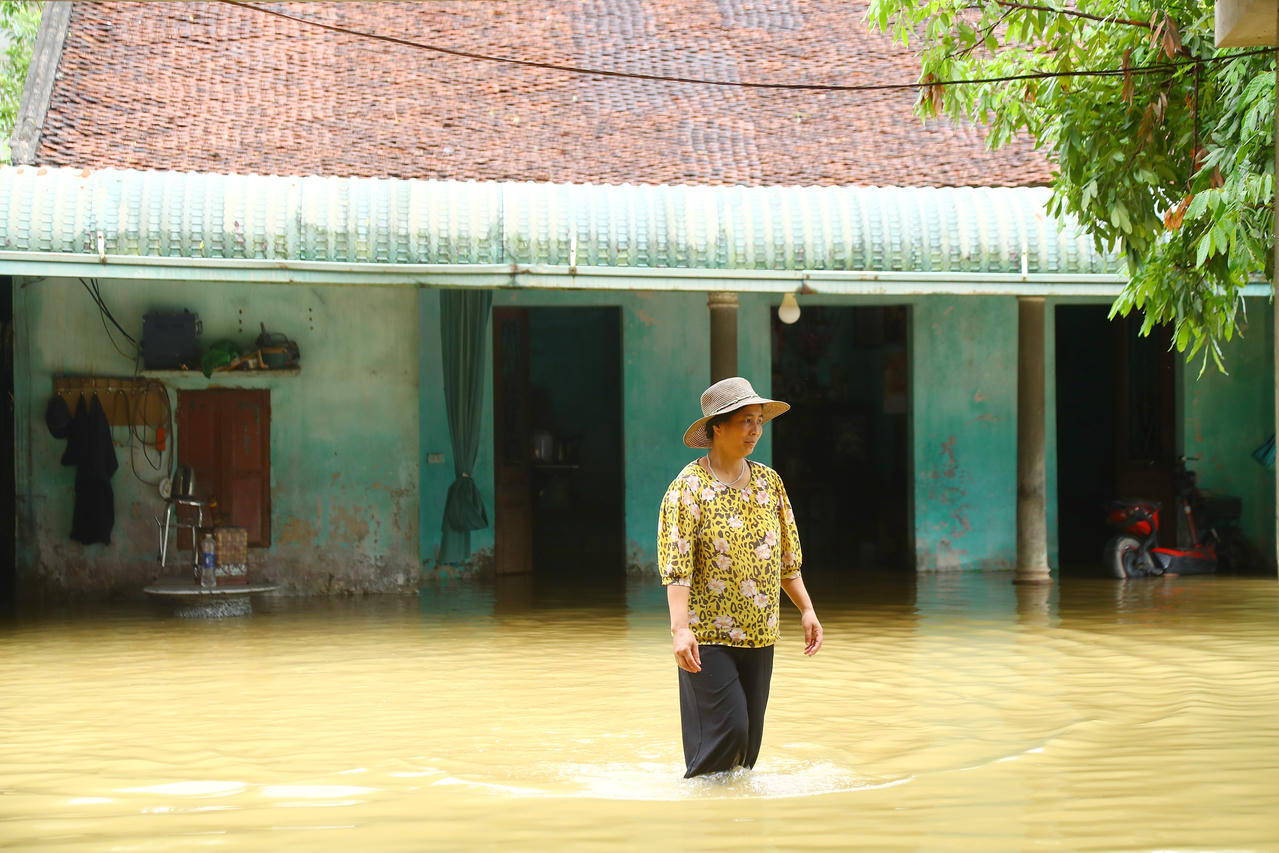 Bà Đỗ Thị Dương (49 tuổi, ở thôn Thuần Lương, xã Trần Phú, Hà Nội) nhấp nhổm vì nước lũ trên sông Bùi có dấu hiệu tiếp tục dâng cao.