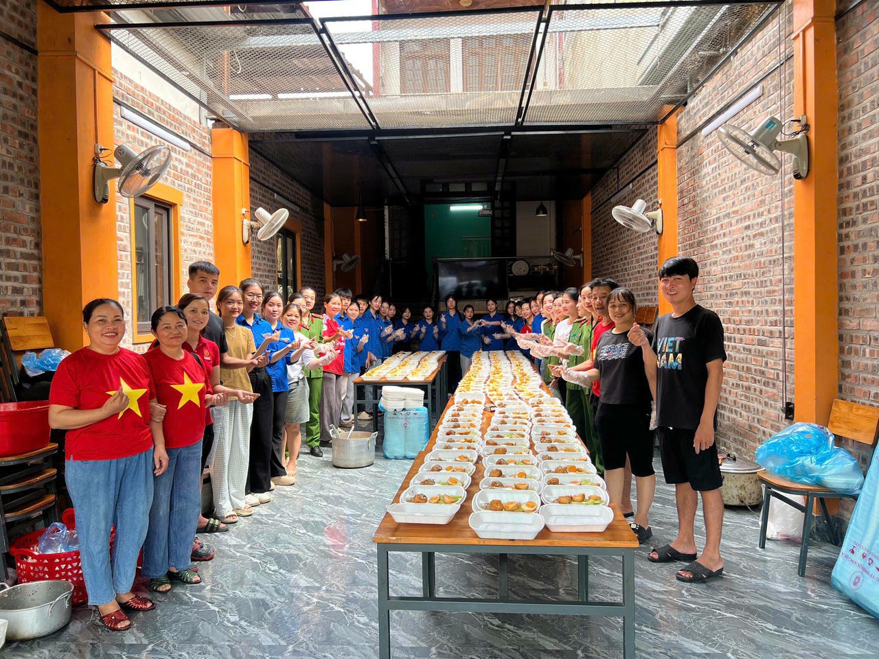 Ủy ban MTTQ Việt Nam phường
Nùng Trí Cao (tỉnh Cao Bằng) tổ chức nấu cơm hỗ trợ đồng bào vùng ngập nước. Ảnh: Đ.S.