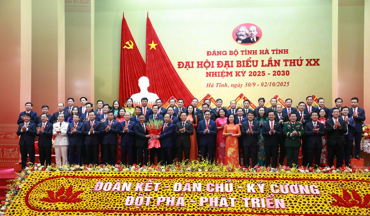 Ủy viên Bộ Chính trị, Thường trực Ban Bí thư Trần Cẩm Tú và Phó Thủ tướng Chính phủ Trần Hồng Hà tặng hoa chúc mừng Ban Chấp hành Đảng bộ tỉnh Hà Tĩnh khóa XX nhiệm kỳ. Ảnh: HN.
