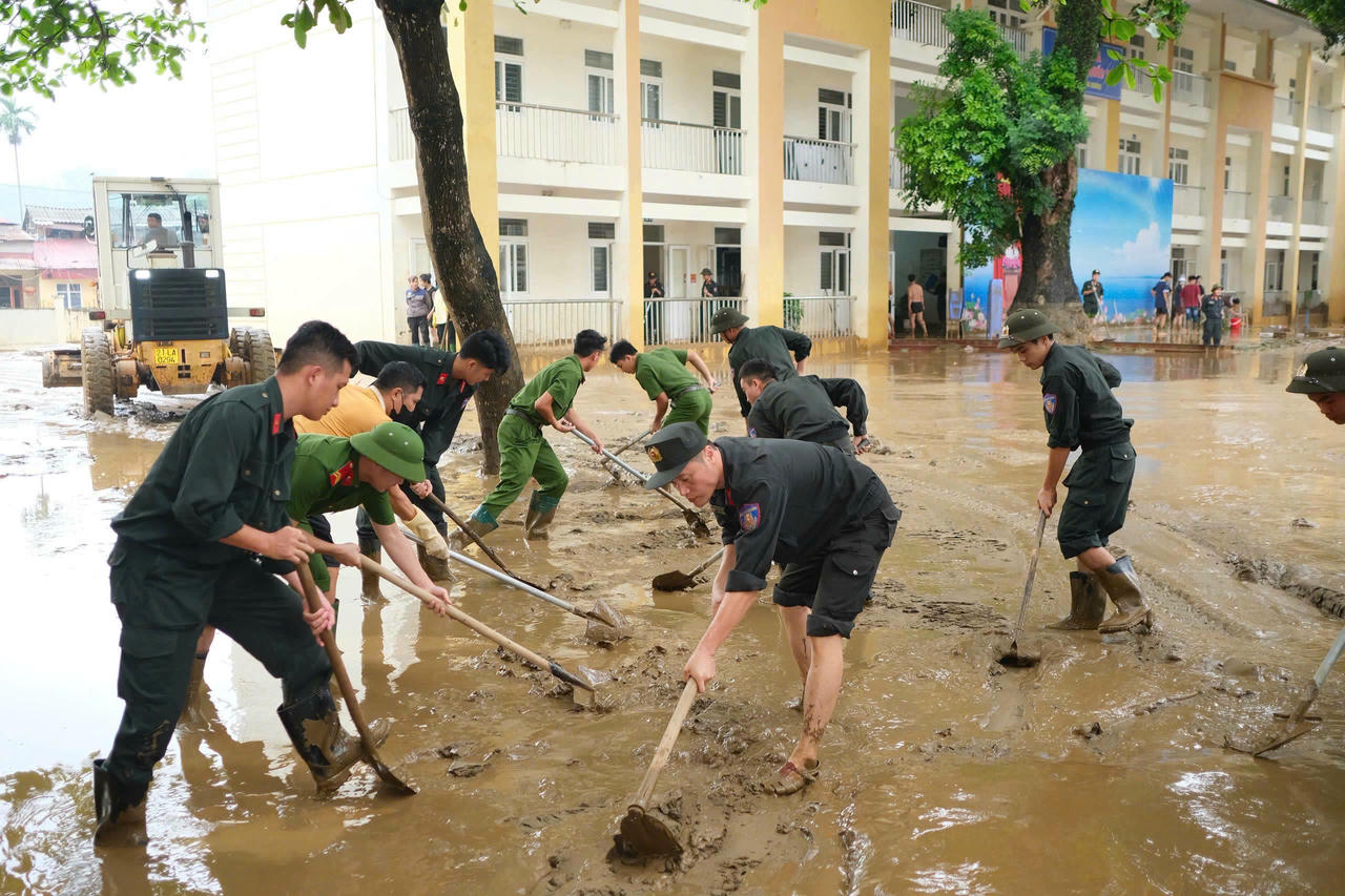 Nước rút đến đâu, lực lượng chức năng và người dân dọn dẹp đến đó. Ảnh: Công an tỉnh Lào Cai.
