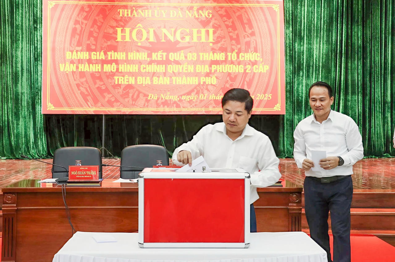 Lãnh đạo TP Đà Nẵng ủng hộ đồng bào miền Trung bị ảnh hưởng bởi bão số 10. Ảnh: CV.