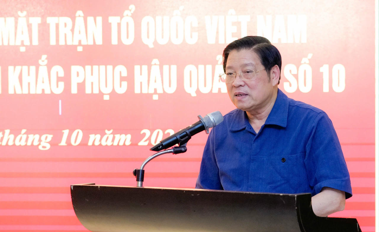 Ông Phan Đình Trạc - Uỷ viên Bộ Chính trị, Bí thư Trung ương Đảng, Trưởng ban Nội chính Trung ương gửi lời thăm hỏi, chia sẻ sâu sắc của Tổng Bí thư Tô Lâm và các đồng chí lãnh đạo Đảng, Nhà nước, MTTQ Việt Nam trước những mất mát, thiệt hại của nhân dân Nghệ An. Ảnh: PB