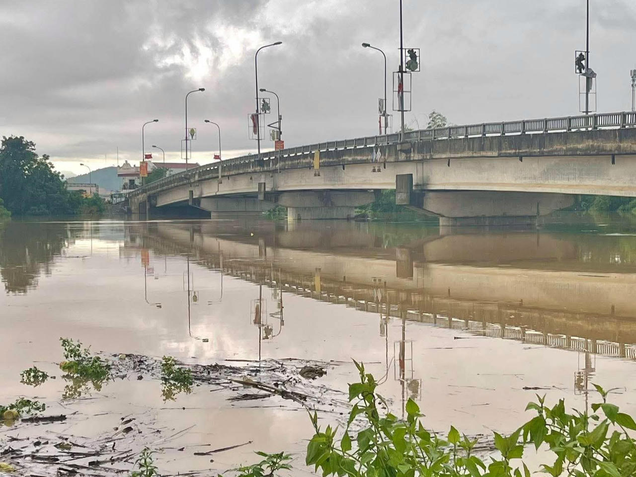 Mực nước trên sông Bưởi hiện đã vượt rất sâu so với báo động 3. Ảnh: chụp lúc 7h30' sáng 1/10 tại cầu Kim Tân (xã Kim Tân)