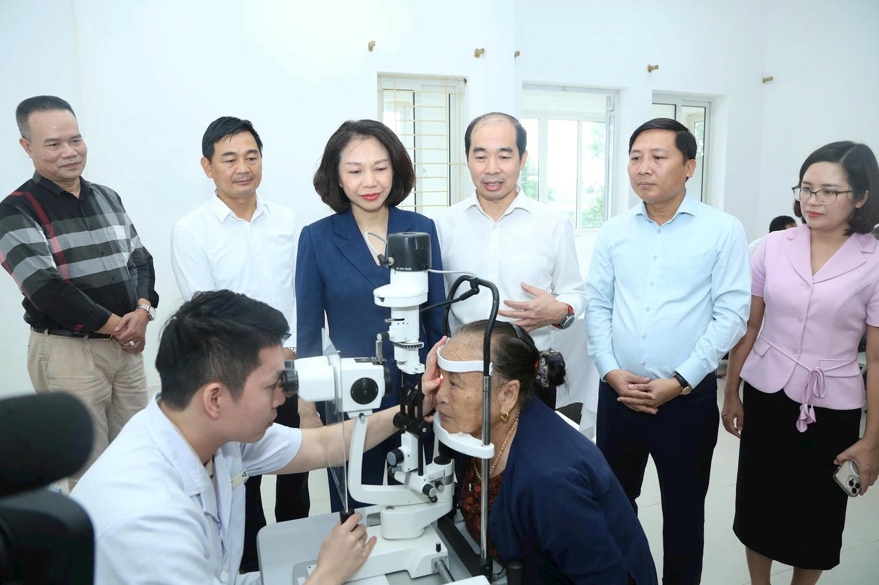 Phó Chủ tịch UBND thành phố Hà Nội Vũ Thu Hà thăm, động viên nhân dân đến khám sức khỏe tại Phòng khám Đa khoa Đại Thịnh. Ảnh: H.Sơn
