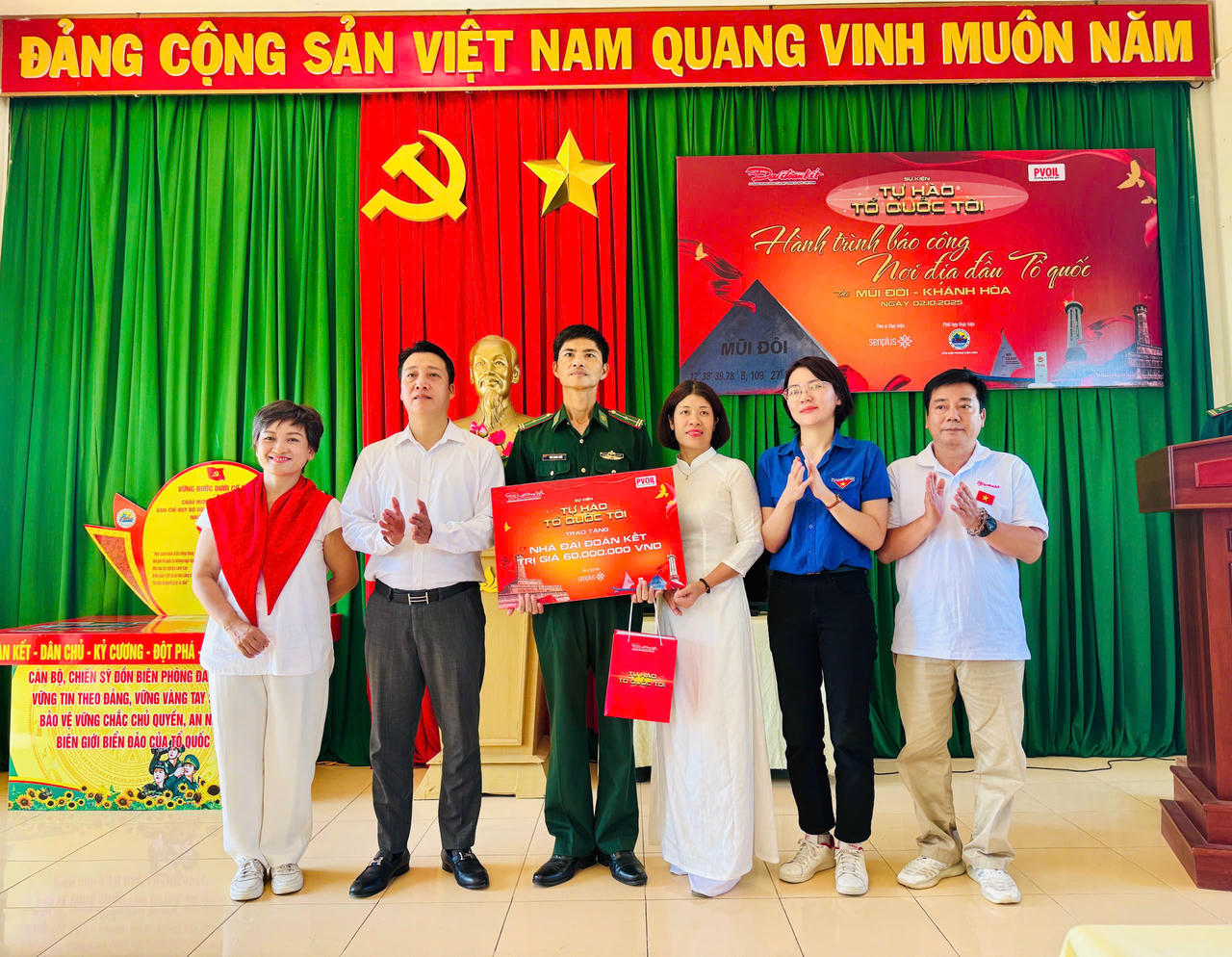 Ông Nguyễn Văn Dũng, Phó Tổng Biên tập Báo Đại đoàn kết, Trưởng Ban tổ chức sự kiện trao hỗ trợ nhà Đại đoàn kết cho Thiếu tá Trần Quang Thiều, đồn Biên phòng Đầm Môn. Ảnh: Thanh Nga.