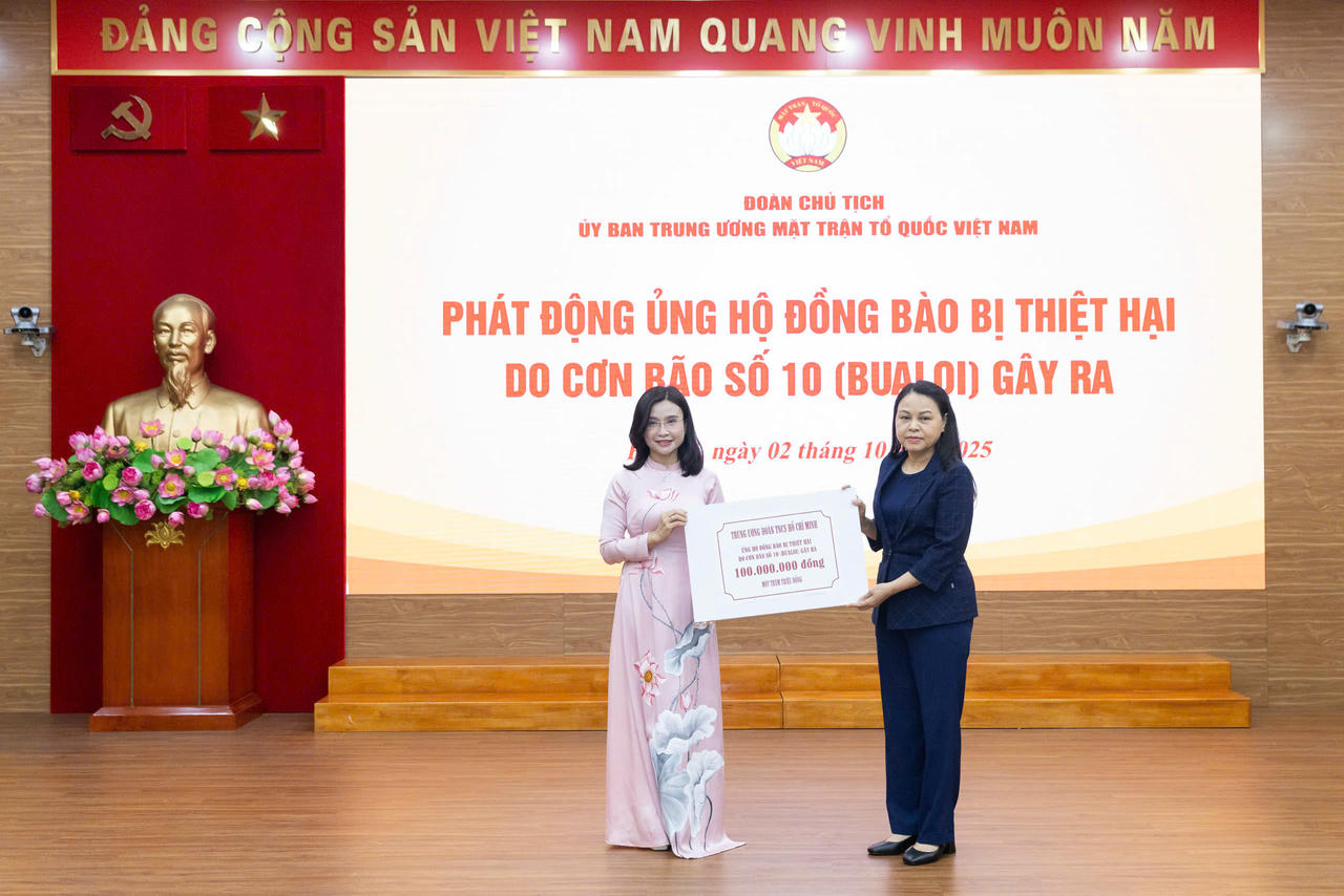Phó Chủ tịch - Tổng Thư ký Nguyễn Thị Thu Hà tiếp nhận ủng hộ từ Trung ương Đoàn TNCS Hồ Chí Minh. Ảnh: Quang Vinh.