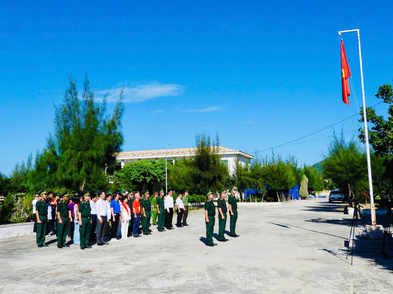 Nghi lễ chào cờ trang nghiêm tại Cột cờ Đồn Biên phòng Đầm Môn – nơi cực Đông đất liền. Ảnh: Thanh Nga.