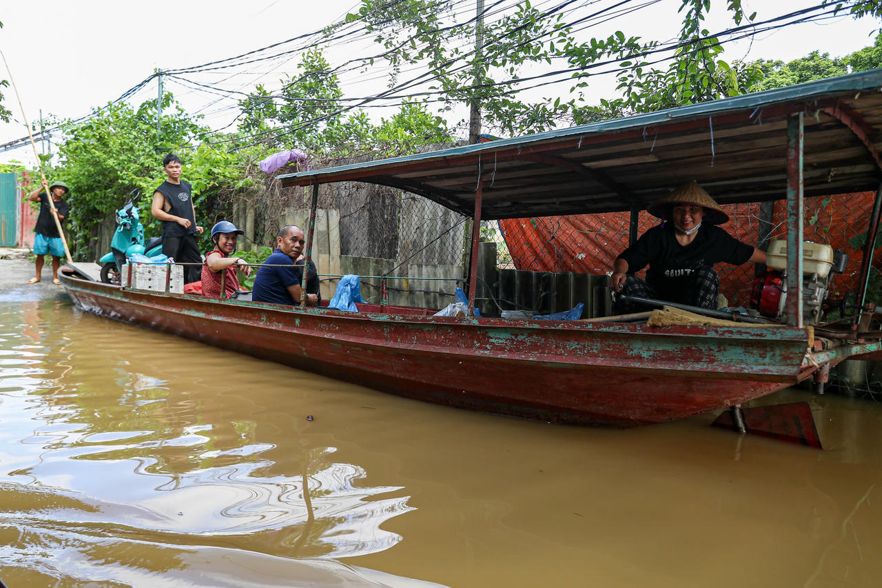 Cũng theo anh Hùng, hiện nay nước ngập sâu, gần tới nóc nhà, nên gia đình phải tạm thời đi thuê nhà ở tạm mấy hôm. Đến khi nước rút quay trở lại dọn dẹp. Đợt bão Yagi, các vật dụng ở nhà bị hư hỏng hết, vừa mới gom đủ tiền mua thì lại gặp trận lũ này. Đặc biệt, hoa màu đều bị nhấn chìm bởi nước, hư hỏng hết.