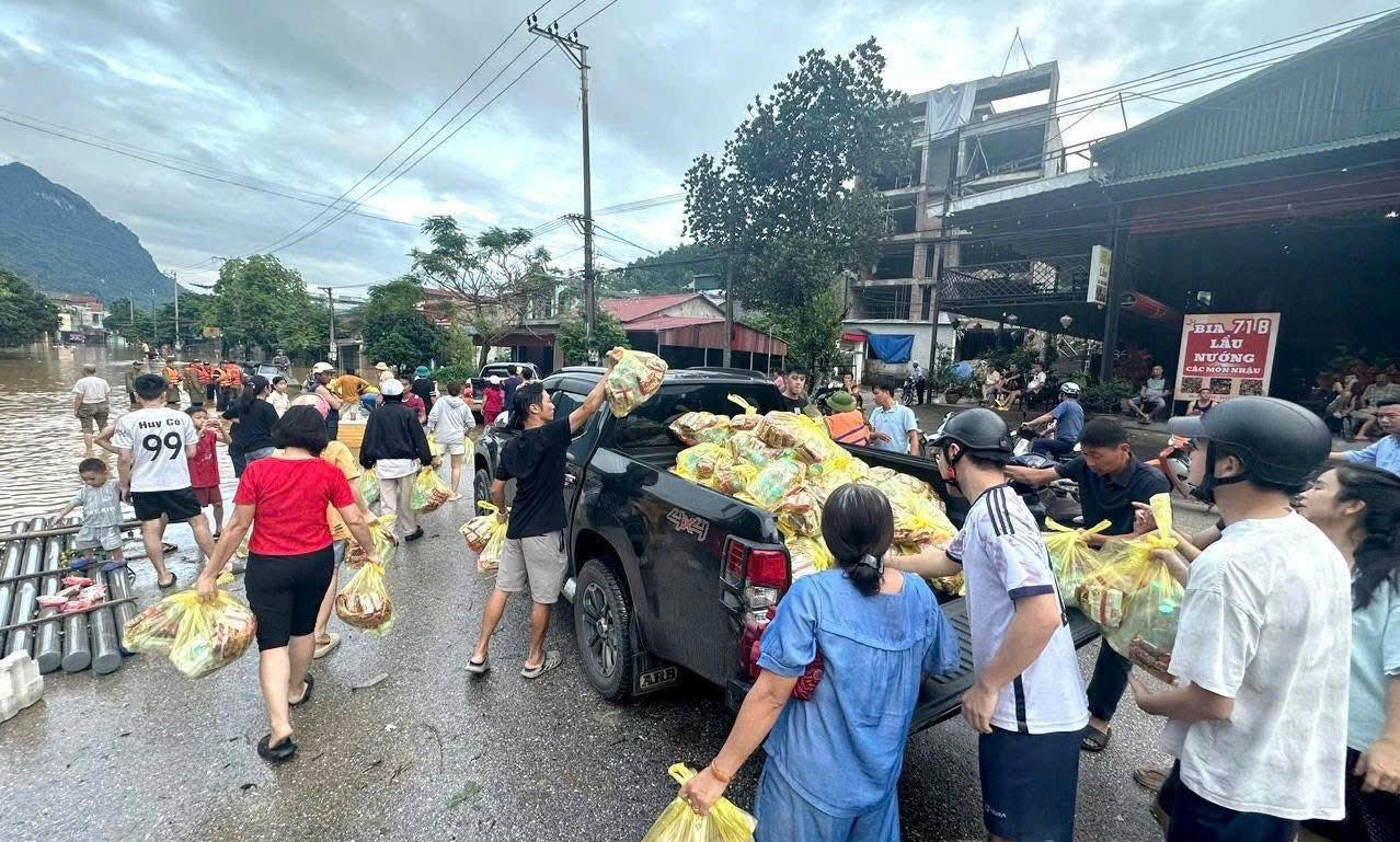Ủy ban MTTQ Việt Nam tỉnh
Tuyên Quang và Hội Chữ thập đỏ tỉnh khẩn trương triển khai hỗ trợ nhu yếu phẩm
cho nhân dân bị ảnh hưởng bởi lũ lụt. Ảnh: MTTQ Tuyên Quang.