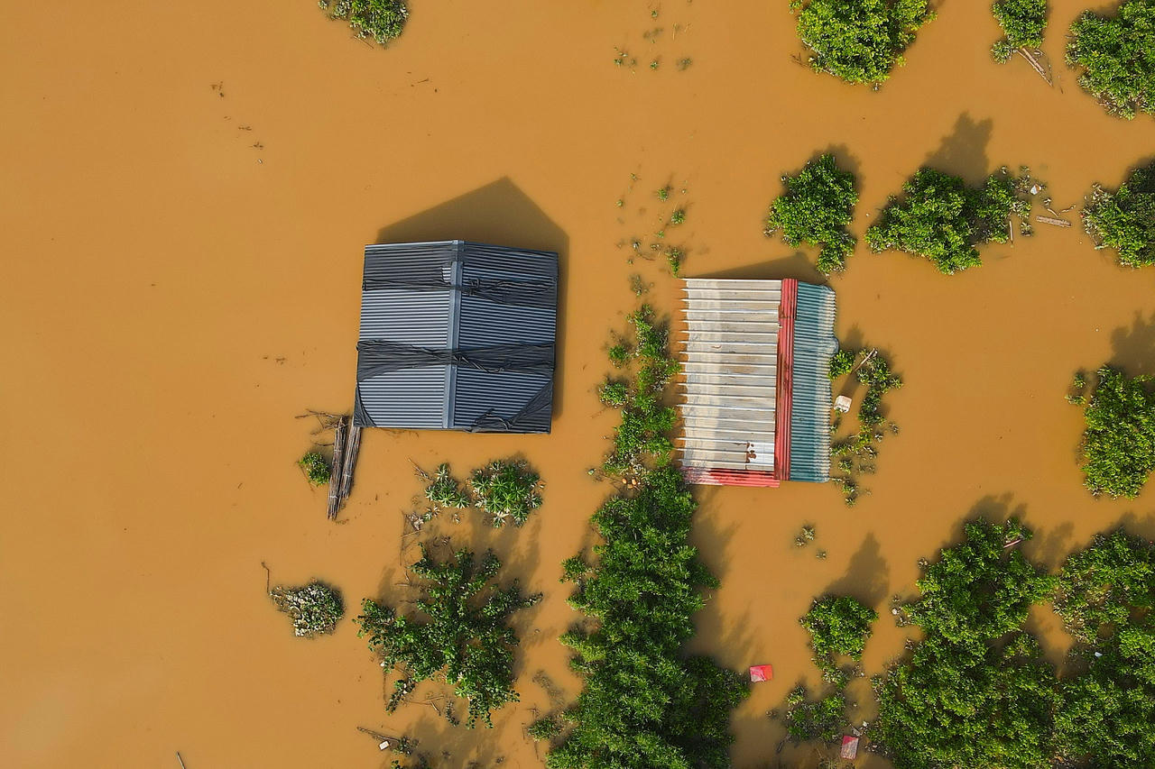 Nước ngập tràn vào mái nhà.