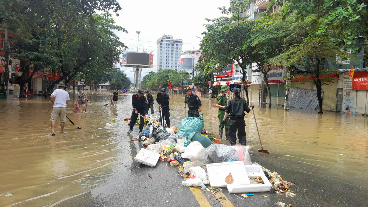 Lực lượng công an Tuyên Quang giúp nhân dân dọn dẹp phố phường sau khi nước lũ rút dần. Ảnh: Đ.S.