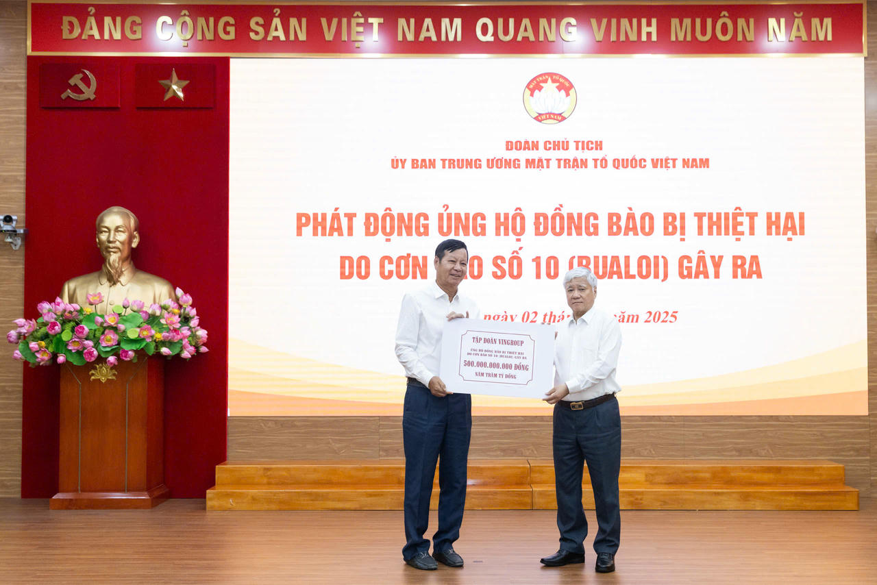 Chủ tịch Đỗ Văn Chiến tiếp nhận ủng hộ từ Tập đoàn Vingroup. Ảnh: Quang Vinh.