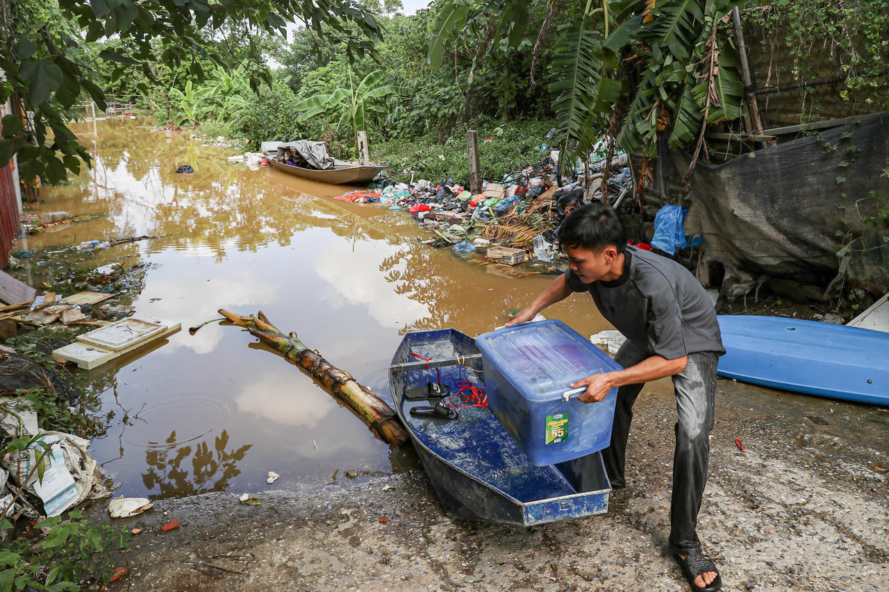 Nhiều vận dụng còn sót lại được người dân di chuyển về khu vực ngõ 76 An Dương (phường Hồng Hà, Hà Nội).